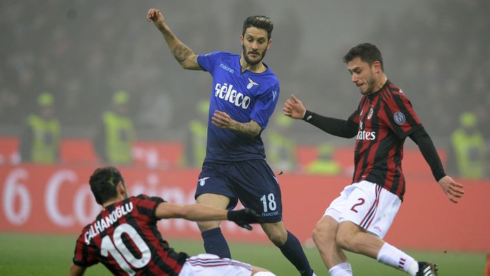 MILAN, MILANO - JANUARY 28:  Luis Alberto of SS Lazio compete for the ball with Hakan Calhanoglu and Davide Calabria of AC Milan during the serie A match between AC Milan and SS Lazio at Stadio Giuseppe Meazza on January 28, 2018 in Milan, Italy.  (Photo by Marco Rosi/Getty Images) 