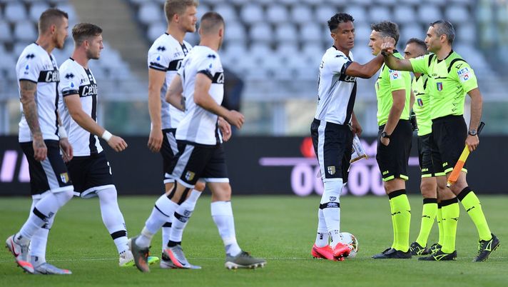 TURIN, ITALY - JUNE 20:  Bruno Alves of Parma Calcio greets assistant referee during the Serie A match between Torino FC and  Parma Calcio at Stadio Olimpico di Torino on February 23, 2020 in Turin, Italy.  (Photo by Valerio Pennicino/Getty Images) 