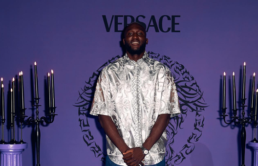 Lukaku va alla sfilata di Versace: “Spettacolo stupendo. Grazie Donatella” Lukaku va alla sfilata di Versace: “Spettacolo stupendo. Grazie Donatella” - immagine 1