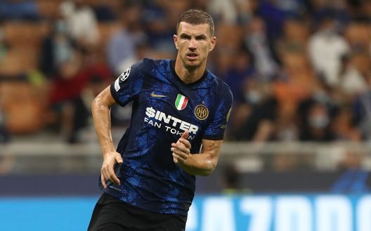 MILAN, ITALY - SEPTEMBER 15: Edin Dzeko of FC Internazionale looks on during the UEFA Champions League group D match between Inter and Real Madrid at Giuseppe Meazza Stadium on September 15, 2021 in Milan, Italy. (Photo by Marco Luzzani/Getty Images) MILAN, ITALY - SEPTEMBER 15: Edin Dzeko of FC Internazionale looks on during the UEFA Champions League group D match between Inter and Real Madrid at Giuseppe Meazza Stadium on September 15, 2021 in Milan, Italy. (Photo by Marco Luzzani/Getty Images)