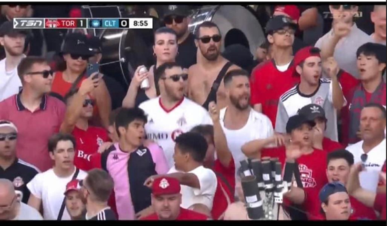 FOTO Palermo in MLS, tifoso in maglia rosanero sugli spalti di Toronto-Charlotte Palermo