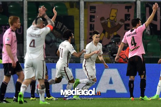 PALERMO, ITALY - MARCH 12: Stephan El Shaarawy of Roma is celebrated after scoring the opening goal during the Serie A match between US Citta di Palermo and AS Roma at Stadio Renzo Barbera on March 12, 2017 in Palermo, Italy. (Photo by Tullio M. Puglia/Getty Images) PALERMO, ITALY - MARCH 12: Stephan El Shaarawy of Roma is celebrated after scoring the opening goal during the Serie A match between US Citta di Palermo and AS Roma at Stadio Renzo Barbera on March 12, 2017 in Palermo, Italy. (Photo by Tullio M. Puglia/Getty Images)