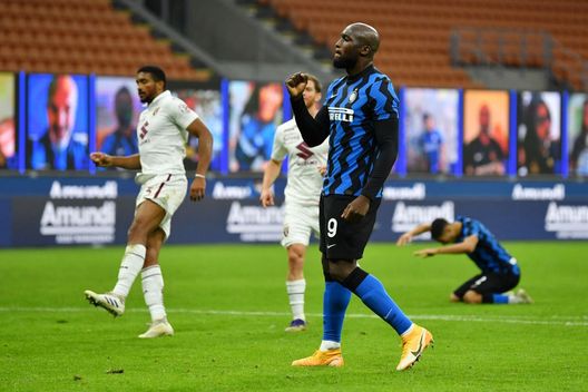 MILAN, ITALY - NOVEMBER 22: Romelu Lukaku of Inter Milan celebrates after scoring their sides third goal during the Serie A match between FC Internazionale and Torino FC at Stadio Giuseppe Meazza on November 22, 2020 in Milan, Italy. Sporting stadiums around Italy remain under strict restrictions due to the Coronavirus Pandemic as Government social distancing laws prohibit fans inside venues resulting in games being played behind closed doors. (Photo by Valerio Pennicino/Getty Images) Inter-Torino, a San Siro i precedenti non sorridono: l’ultima vittoria nel 2016- immagine 2