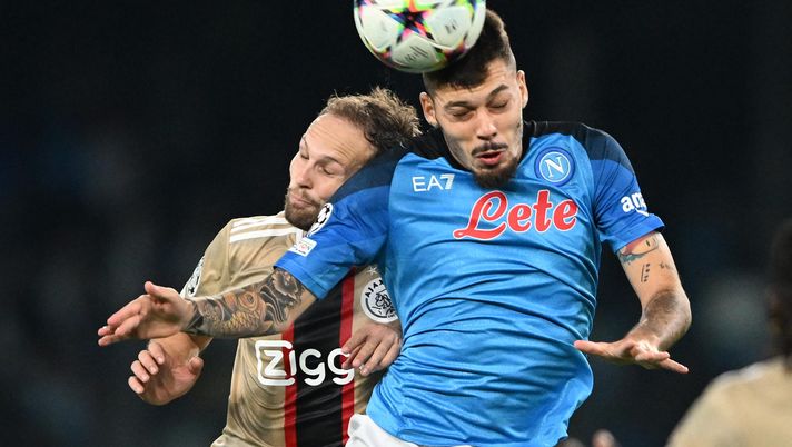 NAPLES, ITALY - OCTOBER 12: Gianluca Gaetano of SSC Napoli battles for possession with Daley Blind of AFC Ajax during the UEFA Champions League group A match between SSC Napoli and AFC Ajax at Stadio Diego Armando Maradona on October 12, 2022 in Naples, Italy. (Photo by Francesco Pecoraro/Getty Images) FOTO Gaetano suona la carica dopo la vittoria con l’Atalanta: “Forza Napoli Sempre” - immagine 1