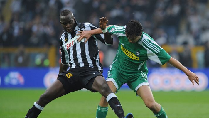 TURIN, ITALY - NOVEMBER 07:  Mohamed Lamine Sissoko of Juventus FC takes on Marco Parolo of AC Cesena during the Serie A match between Juventus FC and AC Cesena at Olimpico Stadium on November 7, 2010 in Turin, Italy.  (Photo by Valerio Pennicino/Getty Images) 