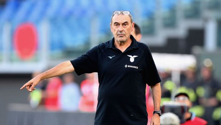ROME, ITALY - AUGUST 14: SS Lazio head coach Maurizio Sarri looks on during the Serie A match between SS Lazio and Bologna FC at Stadio Olimpico on August 14, 2022 in Rome, Italy. (Photo by Paolo Bruno/Getty Images) Sarri: “Luis Alberto si risente uno di noi! Una sorpresa, il caso portiere, Lazzari e i nuovi…” - immagine 1