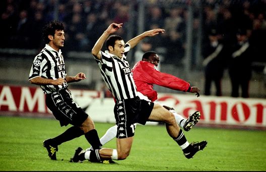 Mark Iuliano in azione con la maglia della Juventus insieme a Ciro Ferrara Mark Iuliano in azione con la maglia della Juventus insieme a Ciro Ferrara