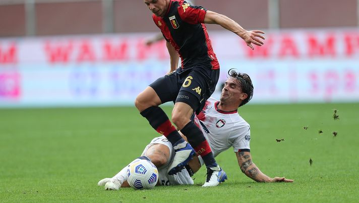 GENOA, ITALY - SEPTEMBER 20: Miha Zajc of Genoa CFC battles for the ball with Luca Cigarini of FC Crotone during the Serie A match between Genoa CFC and FC Crotone at Stadio Luigi Ferraris on September 20, 2020 in Genoa, Italy.  (Photo by Gabriele Maltinti/Getty Images) 