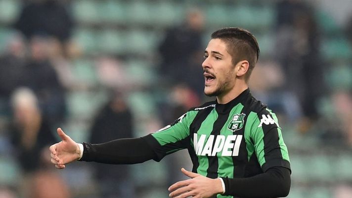 REGGIO NELL'EMILIA, ITALY - JANUARY 06: Diego Falcinelli of Sassuolo celebrates after scoring the goal 2-2 during the Serie A match between US Sassuolo Calcio and Frosinone Calcio at Mapei Stadium - Città del Tricolore on January 6, 2016 in Reggio nell'Emilia, Italy. (Photo by Giuseppe Bellini/Getty Images) Sassuolo, dal dubbio Lirola ai sostituti di Duncan e Berardi: occhio alla formazione - immagine 1