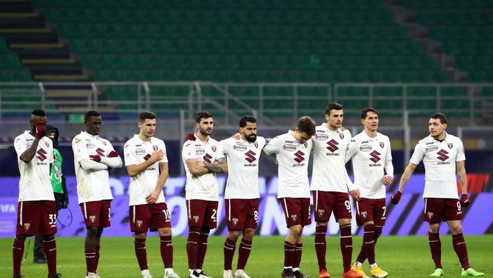 MILAN, ITALY - JANUARY 12: Players of Torino FC look on during a penalty shoot out during the Coppa Italia match between AC Milan and Torino FC at Stadio Giuseppe Meazza on January 12, 2021 in Milan, Italy. Sporting stadiums around Italy remain under strict restrictions due to the Coronavirus Pandemic as Government social distancing laws prohibit fans inside venues resulting in games being played behind closed doors. (Photo by Marco Luzzani/Getty Images) MILAN, ITALY - JANUARY 12: Players of Torino FC look on during a penalty shoot out during the Coppa Italia match between AC Milan and Torino FC at Stadio Giuseppe Meazza on January 12, 2021 in Milan, Italy. Sporting stadiums around Italy remain under strict restrictions due to the Coronavirus Pandemic as Government social distancing laws prohibit fans inside venues resulting in games being played behind closed doors. (Photo by Marco Luzzani/Getty Images)
