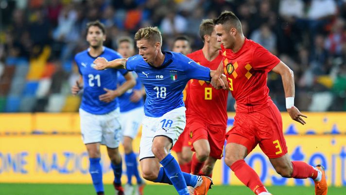 UDINE, ITALY - OCTOBER 11:  Luca Vido of Italy U21  competes for the ball with Zinho Vanheusden (R) of Belgium U21 during the International Friendly match between Italy U21 and Belgium U21 at Friuli Stadium on October 11, 2018 in Udine, Italy.  (Photo by Alessandro Sabattini/Getty Images)  UDINE, ITALY - OCTOBER 11:  Luca Vido of Italy U21  competes for the ball with Zinho Vanheusden (R) of Belgium U21 during the International Friendly match between Italy U21 and Belgium U21 at Friuli Stadium on October 11, 2018 in Udine, Italy.  (Photo by Alessandro Sabattini/Getty Images)