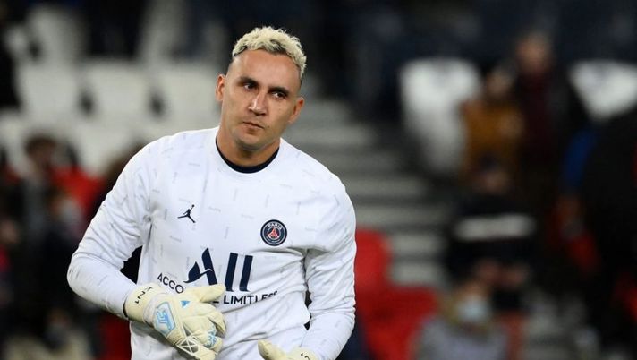 Paris Saint-Germain's Costa Rican goalkeeper Keylor Navas takes part in the warm-up session before the French L1 football match between Paris-Saint Germain (PSG) and Le Stade rennais Football Club at The Parc des Princes Stadium in Paris on February 11, 2022. (Photo by FRANCK FIFE / AFP) (Photo by FRANCK FIFE/AFP via Getty Images) Napoli, Sky: “Ecco cosa succede per Keylor Navas nell’affare con il PSG” - immagine 1