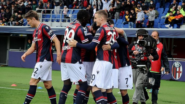 BOLOGNA, ITALY - APRIL 24: Nicola Sansone of Bologna FC celebrates after scoring his team's second goal during the Serie A match between Bologna FC and Udinese Calcio at Stadio Renato Dall'Ara on April 24, 2022 in Bologna, Italy. (Photo by Mario Carlini / Iguana Press/Getty Images) De Leo: “Colpiti da un virus, due giorni fa non ci siamo allenati! Che bravo Dominguez” - immagine 1