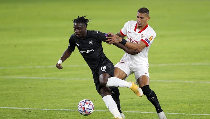 SEVILLE, SPAIN - OCTOBER 28: Jeremy Doku of Stade Rennais and Diego Carlos of Sevilla FC battle for the ball during the UEFA Champions League Group E stage match between FC Sevilla and Stade Rennais at Estadio Ramon Sanchez Pizjuan on October 28, 2020 in Seville, Spain. Sporting stadiums around Spain remain under strict restrictions due to the Coronavirus Pandemic as Government social distancing laws prohibit fans inside venues resulting in games being played behind closed doors. (Photo by Fran Santiago/Getty Images) SEVILLE, SPAIN - OCTOBER 28: Jeremy Doku of Stade Rennais and Diego Carlos of Sevilla FC battle for the ball during the UEFA Champions League Group E stage match between FC Sevilla and Stade Rennais at Estadio Ramon Sanchez Pizjuan on October 28, 2020 in Seville, Spain. Sporting stadiums around Spain remain under strict restrictions due to the Coronavirus Pandemic as Government social distancing laws prohibit fans inside venues resulting in games being played behind closed doors. (Photo by Fran Santiago/Getty Images)