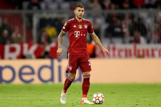MUNICH, GERMANY - SEPTEMBER 29: Lucas Hernandez of FC Bayern München runs with the ball during the UEFA Champions League group E match between FC Bayern München and Dinamo Kiev at Allianz Arena on September 29, 2021 in Munich, Germany. (Photo by Alexander Hassenstein/Getty Images) Quando Lucas Hernandez “perse” Theo: “Ero a pesca, non lo leggevo fra i difensori e pensavo non ci fosse” - immagine 1
