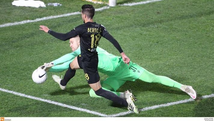 Derby di Salonicco, il rigore per l'Aris contestato dal Paok Derby di Salonicco, il rigore per l'Aris contestato dal Paok