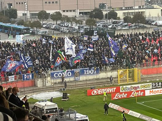 I tifosi del Como al derby contro il Monza I tifosi del Como al derby contro il Monza