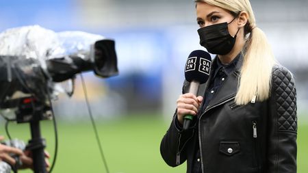 MILAN, ITALY - APRIL 11: Diletta Leotta of DAZN looks on before the Serie A match between FC Internazionale and Cagliari Calcio at Stadio Giuseppe Meazza on April 11, 2021 in Milan, Italy. (Photo by Marco Luzzani/Getty Images) MILAN, ITALY - APRIL 11: Diletta Leotta of DAZN looks on before the Serie A match between FC Internazionale and Cagliari Calcio at Stadio Giuseppe Meazza on April 11, 2021 in Milan, Italy. (Photo by Marco Luzzani/Getty Images)
