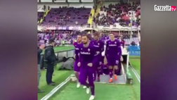 Fiorentina-Benevento, l’ingresso in campo con la 13 di Astori è commovente