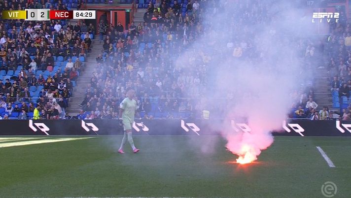 Olanda, clima di terrore al Gelderse derby: petardo in campo e 0-3 finale… - immagine 1