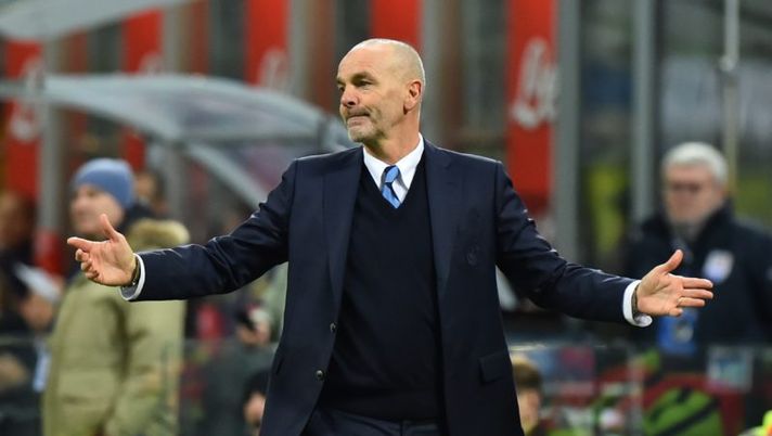 Inter Milan's coach from Italy Stefano Pioli gestures during the Italian Serie A football match Inter Milan vs Chievo at 'San Siro' stadium in Milan on January 14 , 2017. / AFP / GIUSEPPE CACACE (Photo credit should read GIUSEPPE CACACE/AFP/Getty Images) Inter, dal rischio Medel a Joao Mario e Banega: quante novità di formazione col Crotone - immagine 1