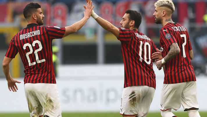 I rossoneri esultano per il gol di Hakan Calhanoglu in Milan-Verona (credits: GETTY Images) 