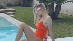 VIDEO / Ilary Blasi, relax in piscina dopo cena in famiglia per festeggiare anniversario