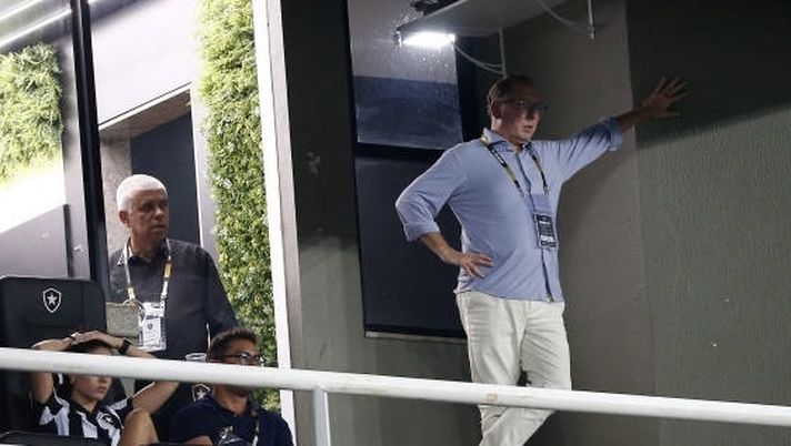 RIO DE JANEIRO, BRAZIL - DECEMBER 3: President John Textor of Botafogo looks on during the match between Botafogo and Cruzeiro as part of Brasileirao 2023 at Estadio Olimpico Nilton Santos on December 3, 2023 in Rio de Janeiro, Brazil. (Photo by Wagner Meier/Getty Images) Botafogo, da Lione: Textor shock “Hanno manipolato gli ultimi tre campionati” - immagine 1