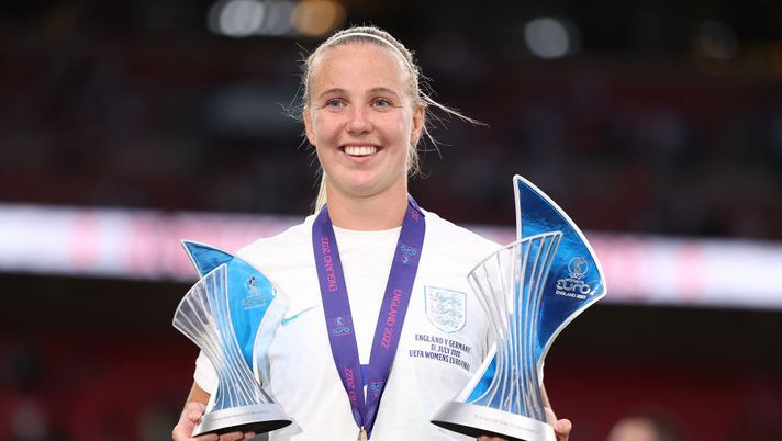 LONDON, ENGLAND - JULY 31: Beth Mead of England is awarded with the Top Goalscorer and Player of the Tournament awards after the final whistle of the UEFA Women's Euro 2022 final match between England and Germany at Wembley Stadium on July 31, 2022 in London, England. (Photo by Naomi Baker/Getty Images) Inghilterra women, la Mvp Beth Mead festeggia il titolo europeo da McDonald’s… - immagine 1