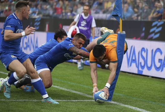 FLORENCE, ITALY - NOVEMBER 12: Tom Wright of Australia scores a try as Pierre Bruno tries to push him into touch during the Autumn International match between Italy and Australia at Stadio Artemio Franchi on November 12, 2022 in Florence, Italy. (Photo by Timothy Rogers/Getty Images) Rugby, storica Italia al Franchi: battuta per la prima volta l’Australia- immagine 2