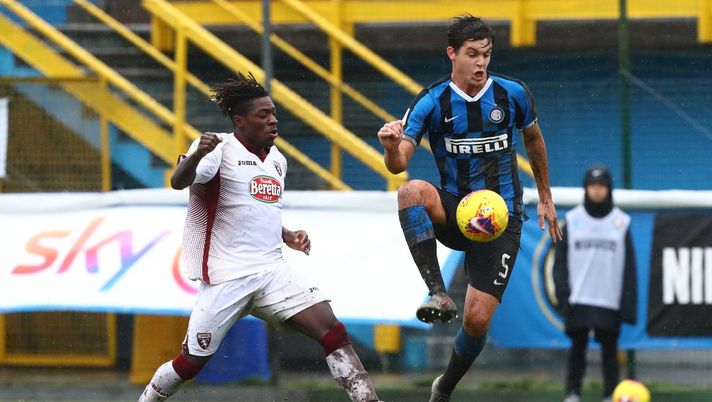 SESTO SAN GIOVANNI, ITALY - NOVEMBER 23: Niccolo Squizzato (R) of FC Internazionale competes for the ball with Odjoubie Hamed Kone (L) of Torino FC during the Primavera 1 match between FC Internazionale U19 and Torino FC U19 at Stadio Breda on November 23, 2019 in Sesto San Giovanni, Italy. (Photo by Marco Luzzani - Inter/Inter via Getty Images) SESTO SAN GIOVANNI, ITALY - NOVEMBER 23: Niccolo Squizzato (R) of FC Internazionale competes for the ball with Odjoubie Hamed Kone (L) of Torino FC during the Primavera 1 match between FC Internazionale U19 and Torino FC U19 at Stadio Breda on November 23, 2019 in Sesto San Giovanni, Italy. (Photo by Marco Luzzani - Inter/Inter via Getty Images)