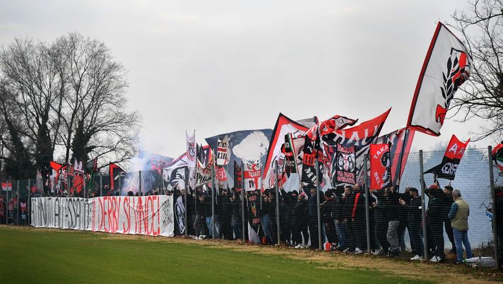 I tifosi del Milan a Milanello per caricare la squadra in vista del derby contro l'Inter 