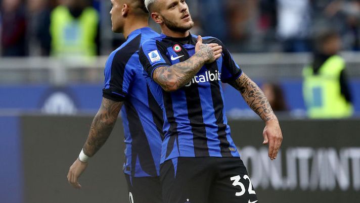 MILAN, ITALY - OCTOBER 01: Federico Dimarco of FC Internazionale celebrates after scoring their team's first goal during the Serie A match between FC Internazionale and AS Roma at Stadio Giuseppe Meazza on October 01, 2022 in Milan, Italy. (Photo by Marco Luzzani/Getty Images) Sky: “Formazione Inter con la novità Dimarco, la scelta su Acerbi e Asllani” - immagine 1
