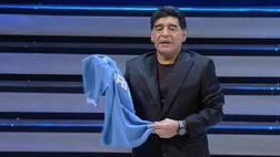 Maradona regala le sue scarpette alla Fondazione Garrahan |VIDEO