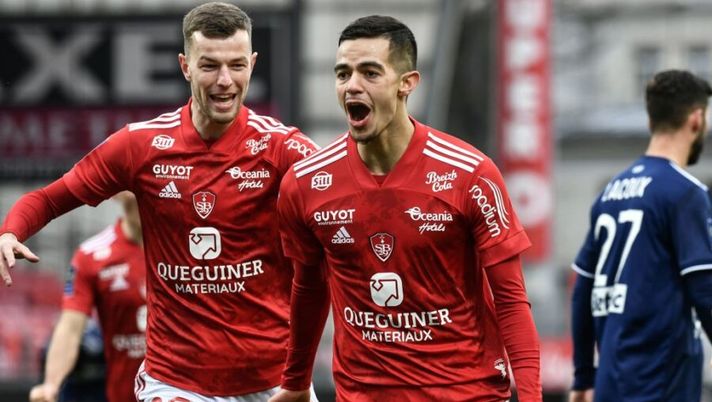 Brest's French midfielder Romain Faivre (C) is congratulated after scoring a goal during the French L1 football match between Brest and Bordeaux at the Francis Le Ble stadium in Brest, western France, on February 7, 2021. (Photo by Fred TANNEAU / AFP) (Photo by FRED TANNEAU/AFP via Getty Images) Sky: “Faivre vorrebbe il Milan, ma dal club filtra tutt’altro! Per Ballo Touré niente prestiti” - immagine 1
