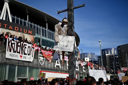LONDON, ENGLAND - APRIL 23: Arsenal fans protest against the European Super League and Owner Stan Kroenke outside the stadium prior to the Premier League match between Arsenal and Everton at Emirates Stadium on April 23, 2021 in London, England. Sporting stadiums around the UK remain under strict restrictions due to the Coronavirus Pandemic as Government social distancing laws prohibit fans inside venues resulting in games being played behind closed doors. (Photo by Justin Setterfield/Getty Images) LONDON, ENGLAND - APRIL 23: Arsenal fans protest against the European Super League and Owner Stan Kroenke outside the stadium prior to the Premier League match between Arsenal and Everton at Emirates Stadium on April 23, 2021 in London, England. Sporting stadiums around the UK remain under strict restrictions due to the Coronavirus Pandemic as Government social distancing laws prohibit fans inside venues resulting in games being played behind closed doors. (Photo by Justin Setterfield/Getty Images)