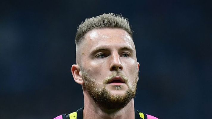 Inter Milan's Slovakian defender Milan Skriniar warms up prior to the UEFA Champions League Group F football match Inter Milan vs Borussia Dortmund on October 23, 2019 at the San Siro stadium in Milan. (Photo by Miguel MEDINA / AFP) (Photo by MIGUEL MEDINA/AFP via Getty Images) Inter, Skriniar l’unica certezza: da de Vrij e Bastoni a Godin, le prove in difesa - immagine 1