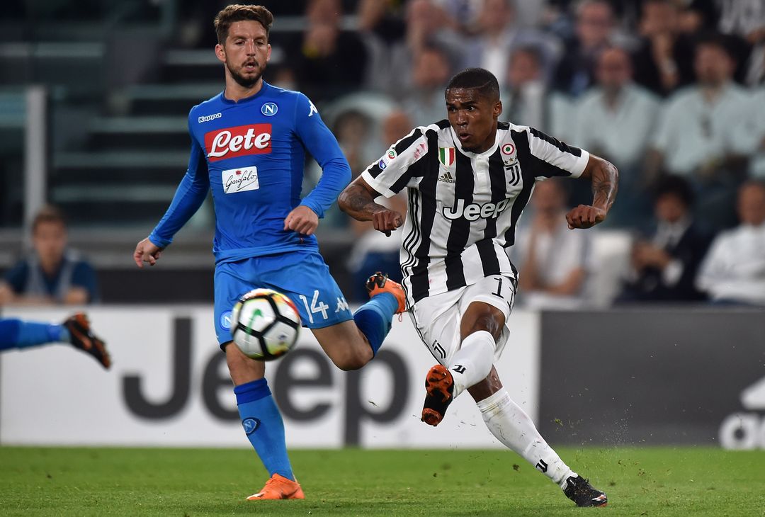  TURIN, ITALY - APRIL 22: Douglas Costa of Juventus competes for the ball with Dries Mertens of SSC Napoli during the serie A match between Juventus and SSC Napoli on April 22, 2018 in Turin, Italy.  (Photo by Tullio Puglia - Juventus/Juventus FC via Getty Images) 