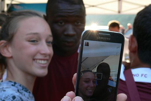 Selfie con Lys Gomis e i tifosi del Torino (foto Maccario) Lys Gomis a TN: “Per il gioco espresso l’ottavo posto sta stretto al Toro”- immagine 2