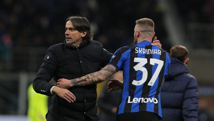 MILAN, ITALY - FEBRUARY 05: head coach of FC Internazionale Simone Inzaghi celebrates the victory with his players Milan Skriniar after the Serie A match between FC Internazionale and AC MIlan at Stadio Giuseppe Meazza on February 05, 2023 in Milan, Italy. (Photo by Emilio Andreoli - Inter/Inter via Getty Images) Fantacalcio Inter, Inzaghi: “Skriniar e Correa out. Dimarco convocato. Su Darmian, Lukaku e Asllani…” - immagine 1