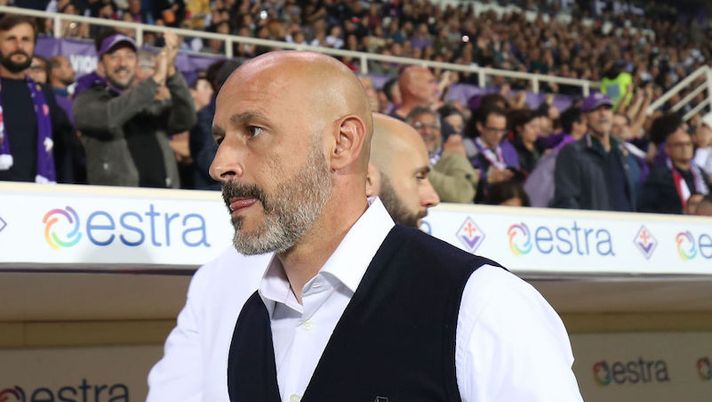 FLORENCE, ITALY - OCTOBER 22: Vincenzo Italiano manager of ACF Fiorentina looks on during the Serie A match between ACF Fiorentina and FC Internazionale at Stadio Artemio Franchi on October 22, 2022 in Florence, Italy. (Photo by Gabriele Maltinti/Getty Images) Italiano: “Infortunio Gonzalez, rispondo così! Jovic voleva spaccare il mondo: il gol e ora…” - immagine 1