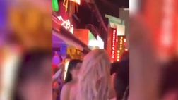 VIDEO / Ilary, la passeggiata a Bangkok e il bacio a Bastian