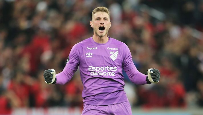 CURITIBA, BRAZIL - APRIL 18: Bento Matheus of Athletico Paranaense, celebrates after David Terans scoring the second goal of his team during a group G match between Athletico Paranaense and Atletico Mineiro as part of Copa CONMEBOL Libertadores 2023 at Arena da Baixada on April 18, 2023 in Curitiba, Brazil. (Photo by Heuler Andrey/Getty Images) Novità per il mercato dell’Inter: il club pensa a Bento per la porta, ecco il piano - immagine 1