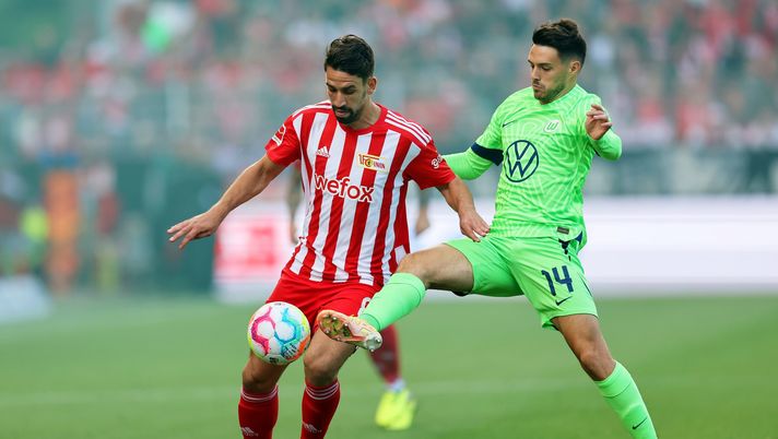 BERLIN, GERMANY - SEPTEMBER 18: Rani Khedira of 1.FC Union Berlin is challenged by Josip Brekalo of VfL Wolfsburg during the Bundesliga match between 1. FC Union Berlin and VfL Wolfsburg at Stadion an der alten Försterei on September 18, 2022 in Berlin, Germany. (Photo by Boris Streubel/Getty Images) Mercato – Sportitalia: Monza molto vicino a Brekalo - immagine 1