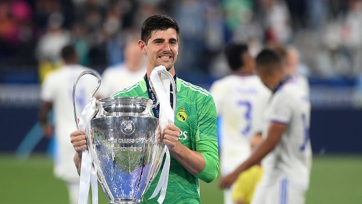 PARIS, FRANCE - MAY 28: Thibaut Courtois of Real Madrid celebrates with the UEFA Champions League Trophy after their sides victory in the UEFA Champions League final match between Liverpool FC and Real Madrid at Stade de France on May 28, 2022 in Paris, France. (Photo by Shaun Botterill/Getty Images) REAL CAMPIONE D'EUROPA