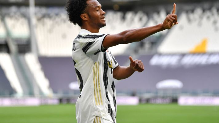 TURIN, ITALY - MAY 15: Juan Cuadrado of Juventus celebrates after scoring their side's second goal during the Serie A match between Juventus and FC Internazionale at Allianz Stadium on May 15, 2021 in Turin, Italy. Sporting stadiums around Italy remain under strict restrictions due to the Coronavirus Pandemic as Government social distancing laws prohibit fans inside venues resulting in games being played behind closed doors. (Photo by Valerio Pennicino/Getty Images) Cuadrado, c’è la decisione ufficiale e definitiva sul ruolo Mantra e Classic - immagine 1