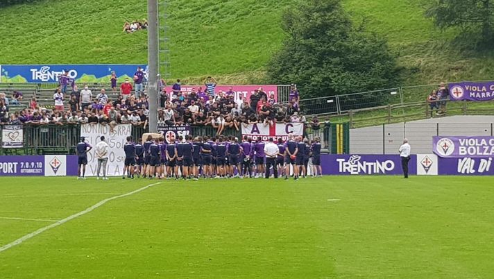 Cori, fumogeni e bomboni: riecco gli ultras. E quel “Davide Astori” al 13’… Cori, fumogeni e bomboni: riecco gli ultras. E quel “Davide Astori” al 13’…