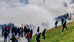 La polizia arresta 64 persone dopo le violenze del derby olandese Feyenoord-Ajax
