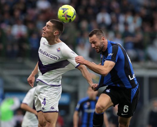 MILAN, ITALY - APRIL 01: Stefan De Vrij of FC Internazionale, in action, battles for possession with Nikola Milenkovic of ACF Fiorentina during the Serie A match between FC Internazionale and ACF Fiorentina at Stadio Giuseppe Meazza on April 01, 2023 in Milan, Italy. (Photo by Emilio Andreoli - Inter/Inter via Getty Images) Milenkovic, Amrabat e Nico Gonzalez: la linea di Italiano per l’Europa- immagine 2