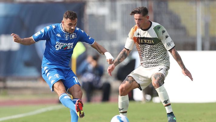 EMPOLI, ITALY - SEPTEMBER 11: Nedim Bajrami of Empoli FC battles for the ball with Pasquale Mazzocchi of Venezia FC during the Serie A match between Empoli FC and Venezia FC at Stadio Carlo Castellani on September 11, 2021 in Empoli, Italy. (Photo by Gabriele Maltinti/Getty Images) I voti ufficiali al fantacalcio: Bajrami come Aramu, super voto a Henry! Caldara è un muro - immagine 1